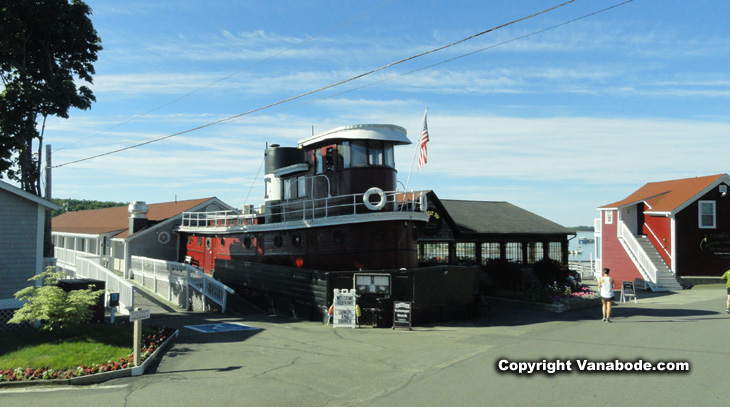picture of tugboat inn restaurant in boothbay harbor maine