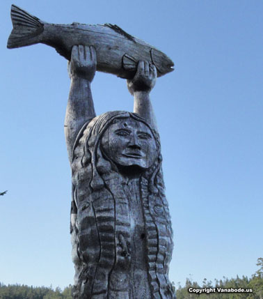 picture of totem pole at deception pass state park