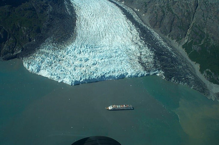 picture of cruise ship in glacier bay alaska