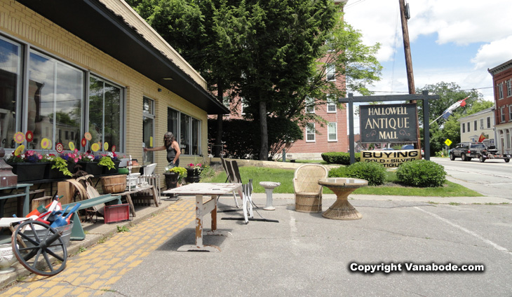 picture of hallowell antique mall near augusta maine 