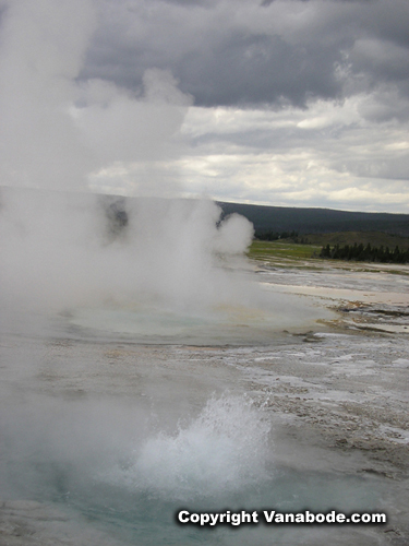 hot spring at yellowstone picture