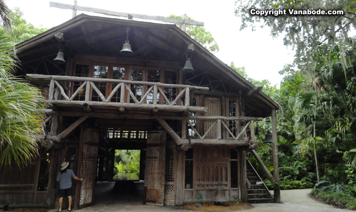 mckee botanical gardens headquarters buildling open to visitors