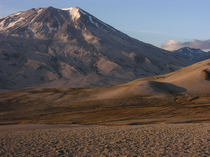 picture of mount griggs in katmai national park alaska