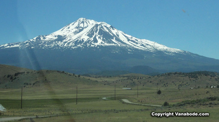 picture of mount shasta in california