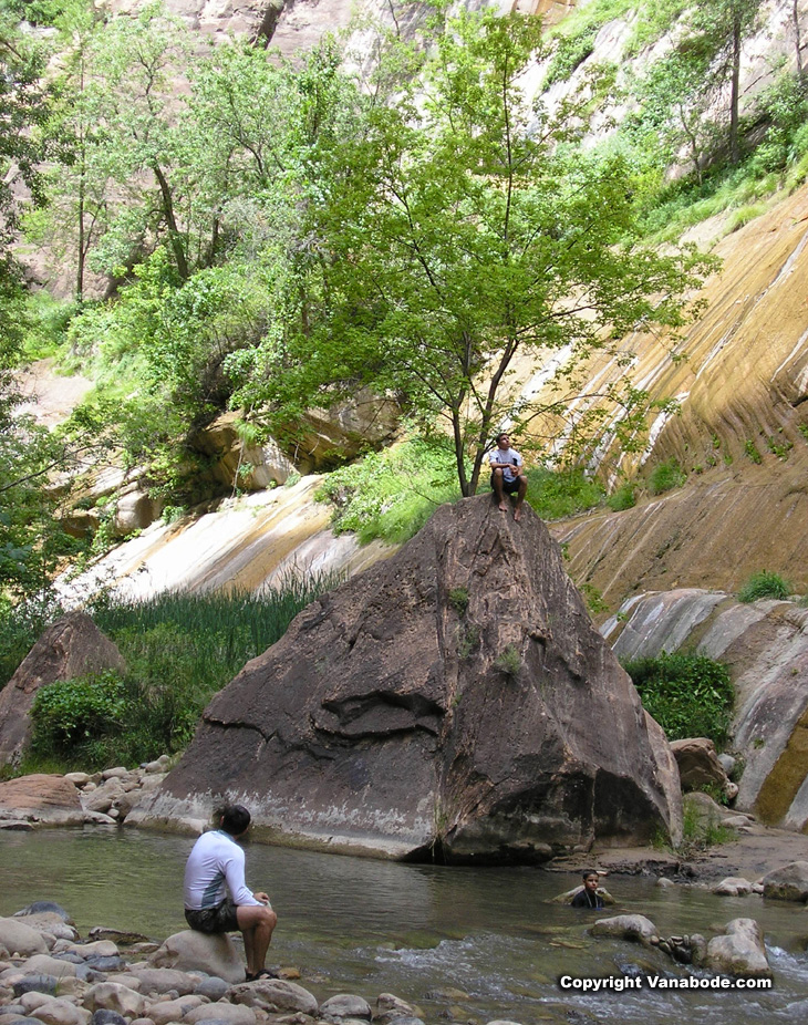 picture of large rock in zion narrows 